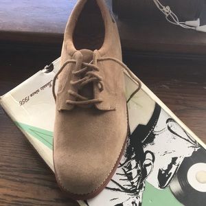 Men’s Classic Tan Suede Dress Bucs